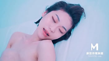 亚洲美女在COVID-19主题色情片中沉迷于传教士和口交快感